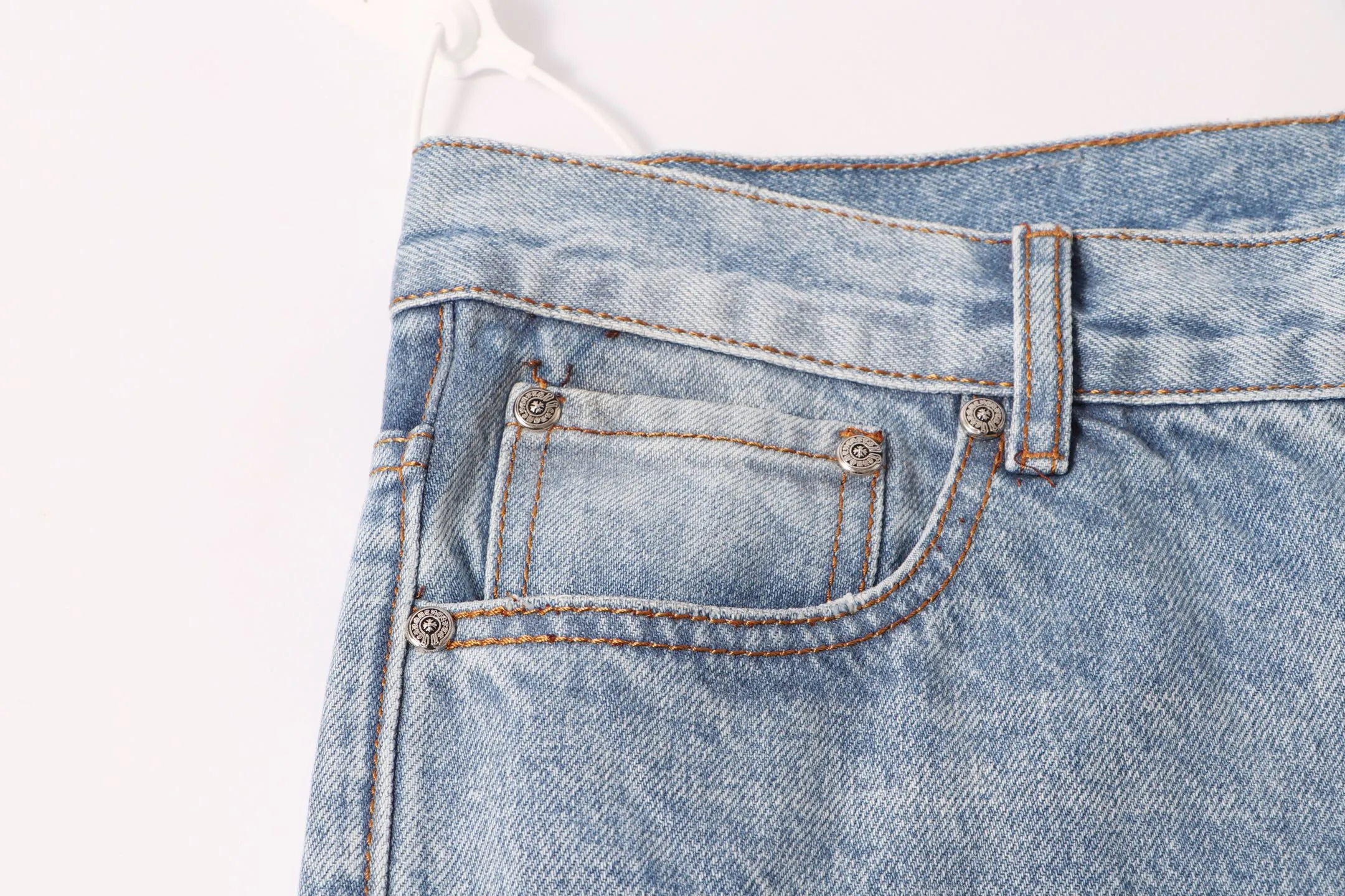 P230 Style No.: H922 Chrome Hearts & Chrome Hearts Classic Blue Pink Leather Jeans for Men and Women (Pingtai Original) Styles with different washes and textures, very friendly to people with thin legs and thick legs. The slightly flared version is very flattering to the leg shape. Moderate length that never goes out of style, easy to match with casually, basic styling for various styles, a must-have in the wardrobe! The fabric is stiff but also makes the upper body soft without losing texture. The washing process is even more perfect. It is a must-have item for everyone! ! ! Washed wheat, hang tag, pants label, three labels complete Color: blue Size: 28-30-32-34-36